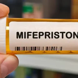 Abbildung einer Medikamentenschachtel der Abtreibungspille Mifepriston (Mifegyne) (Foto: © Semi, Adobe Stock