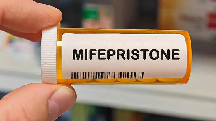 Abbildung einer Medikamentenschachtel der Abtreibungspille Mifepriston (Mifegyne) (Foto: © Semi, Adobe Stock